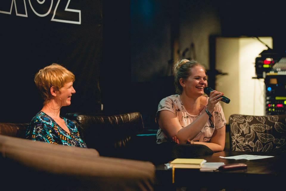 Sara Falkstad (DemokratiAkademin) och Matilda Wärmark (2014 års demokratiutredning) i panelsamtal med rubriken "Vilket Sverige vill du ha?" om deltagande och demokrati. Foto: Johan Bodin/Action Square